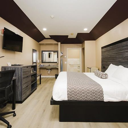 Sapphire Inn & Suites Ченелвью Екстер'єр фото