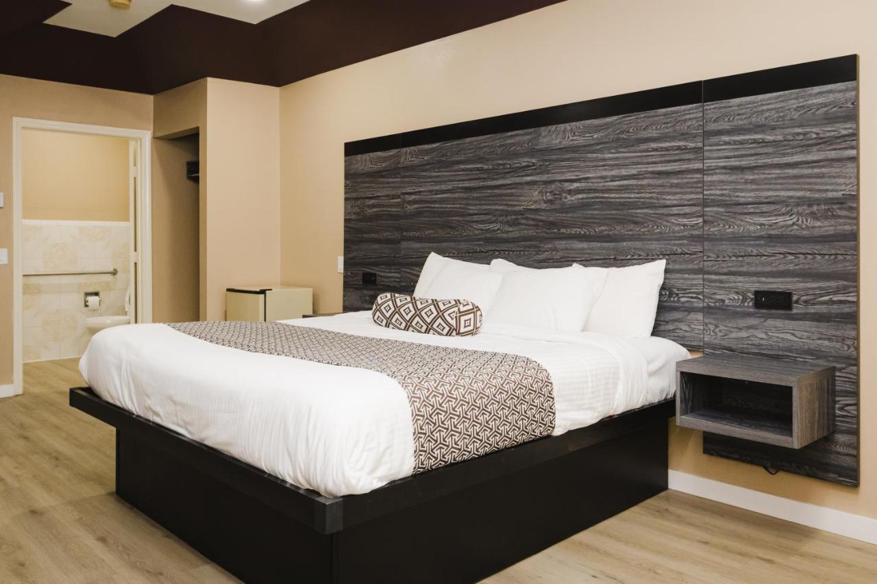 Sapphire Inn & Suites Ченелвью Екстер'єр фото