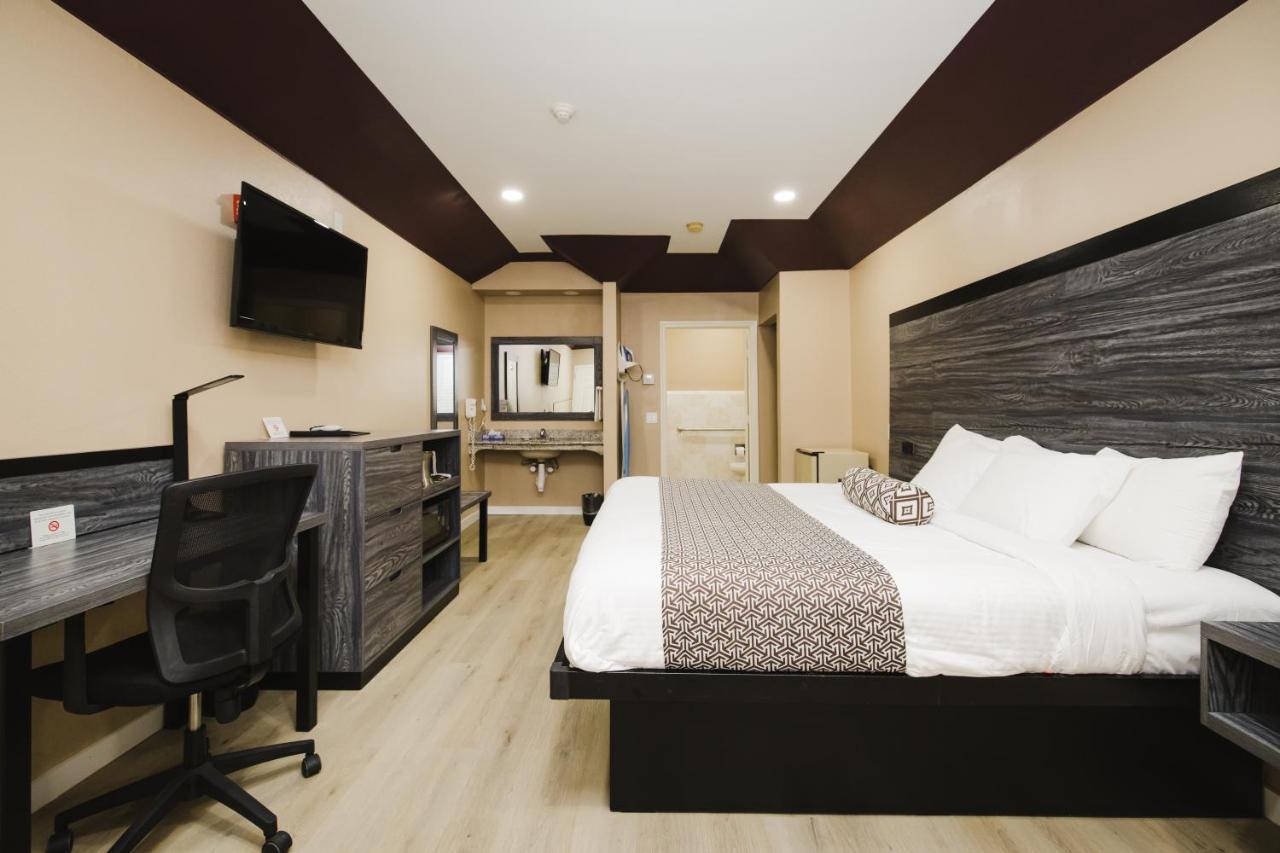 Sapphire Inn & Suites Ченелвью Екстер'єр фото