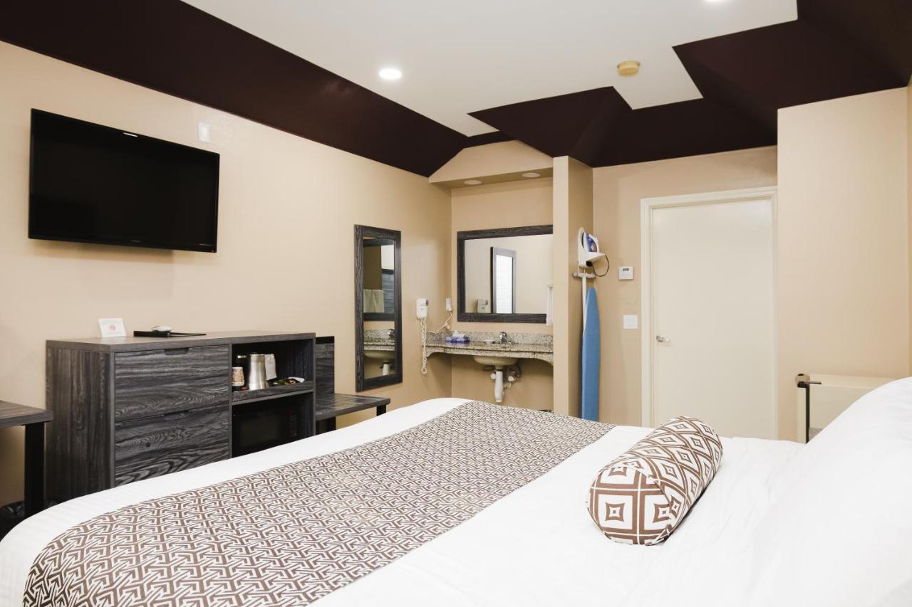 Sapphire Inn & Suites Ченелвью Екстер'єр фото