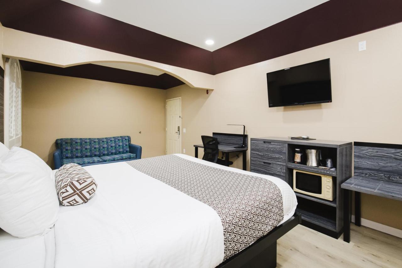 Sapphire Inn & Suites Ченелвью Екстер'єр фото
