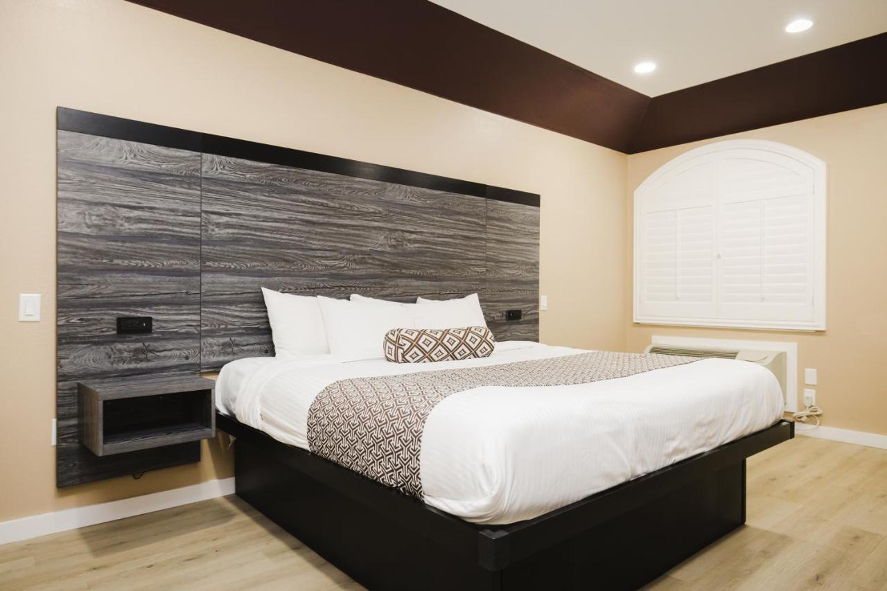 Sapphire Inn & Suites Ченелвью Екстер'єр фото