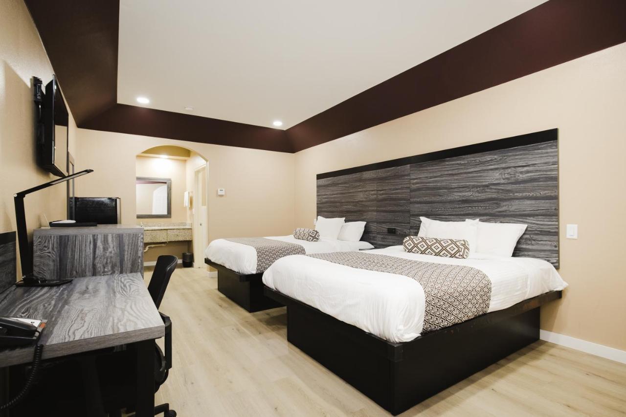 Sapphire Inn & Suites Ченелвью Екстер'єр фото