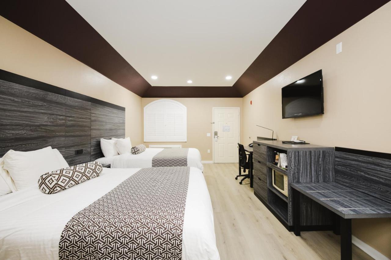 Sapphire Inn & Suites Ченелвью Екстер'єр фото