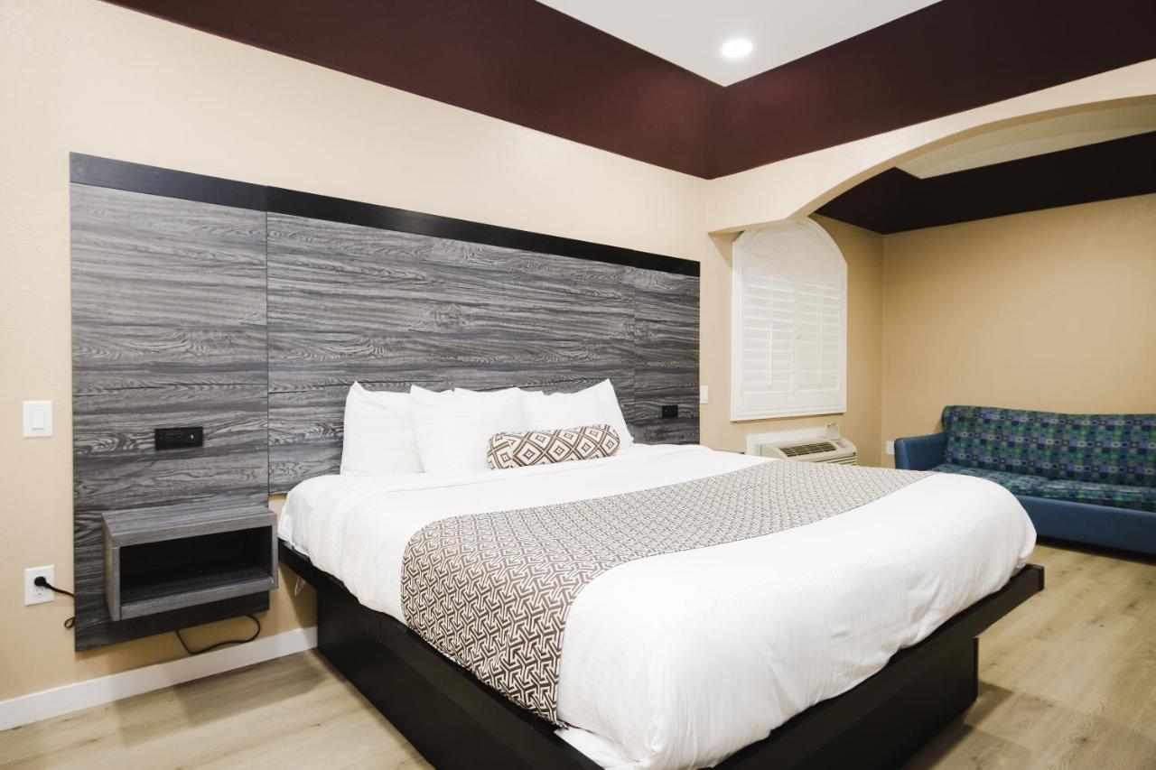 Sapphire Inn & Suites Ченелвью Екстер'єр фото