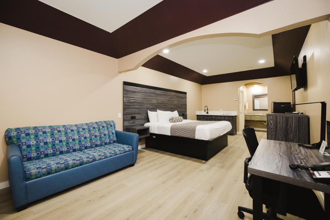 Sapphire Inn & Suites Ченелвью Екстер'єр фото