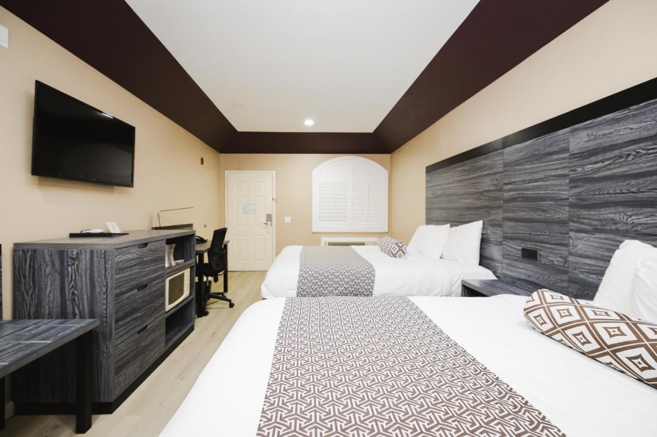 Sapphire Inn & Suites Ченелвью Екстер'єр фото
