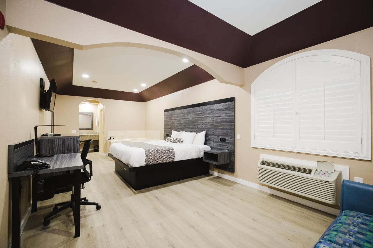 Sapphire Inn & Suites Ченелвью Екстер'єр фото