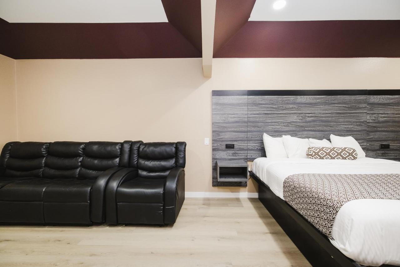 Sapphire Inn & Suites Ченелвью Екстер'єр фото