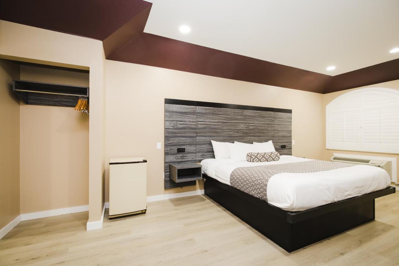 Sapphire Inn & Suites Ченелвью Екстер'єр фото