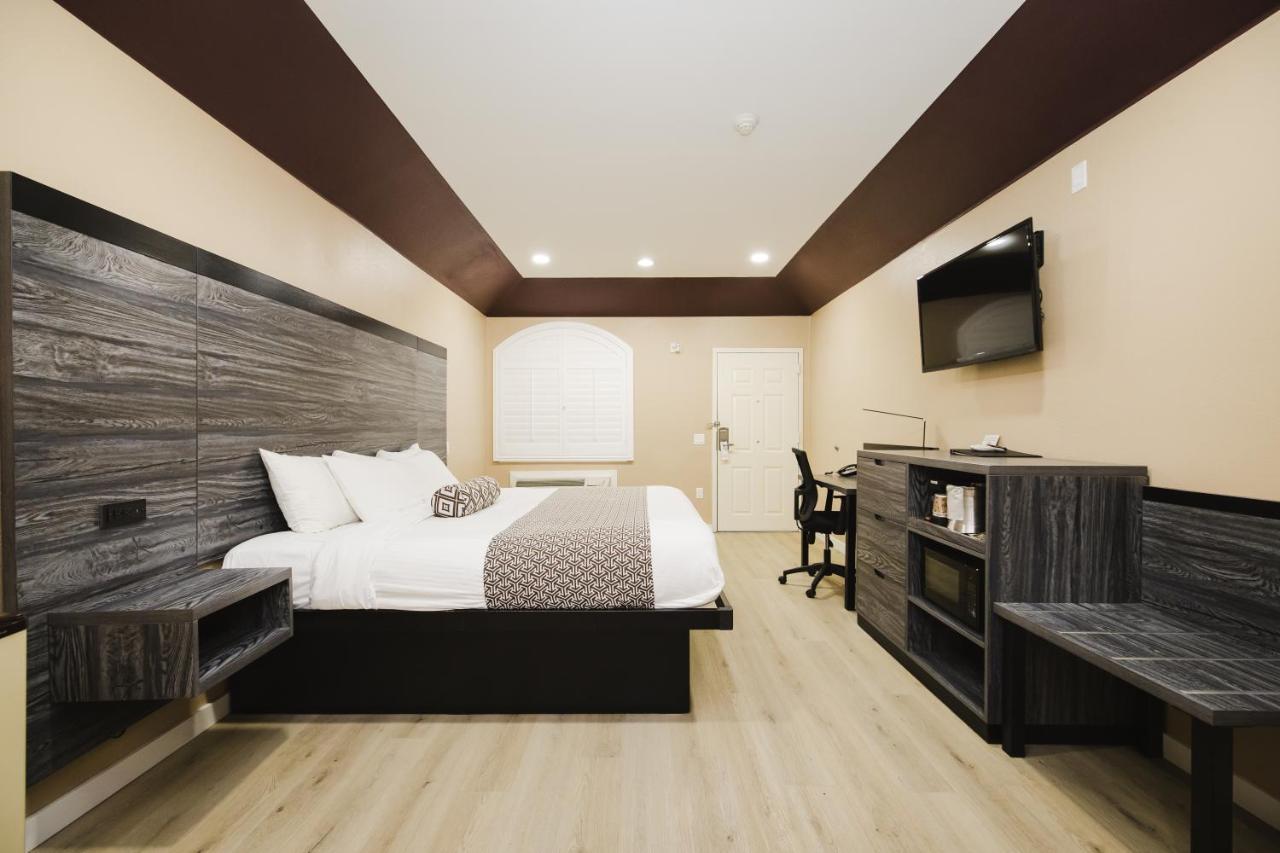 Sapphire Inn & Suites Ченелвью Екстер'єр фото
