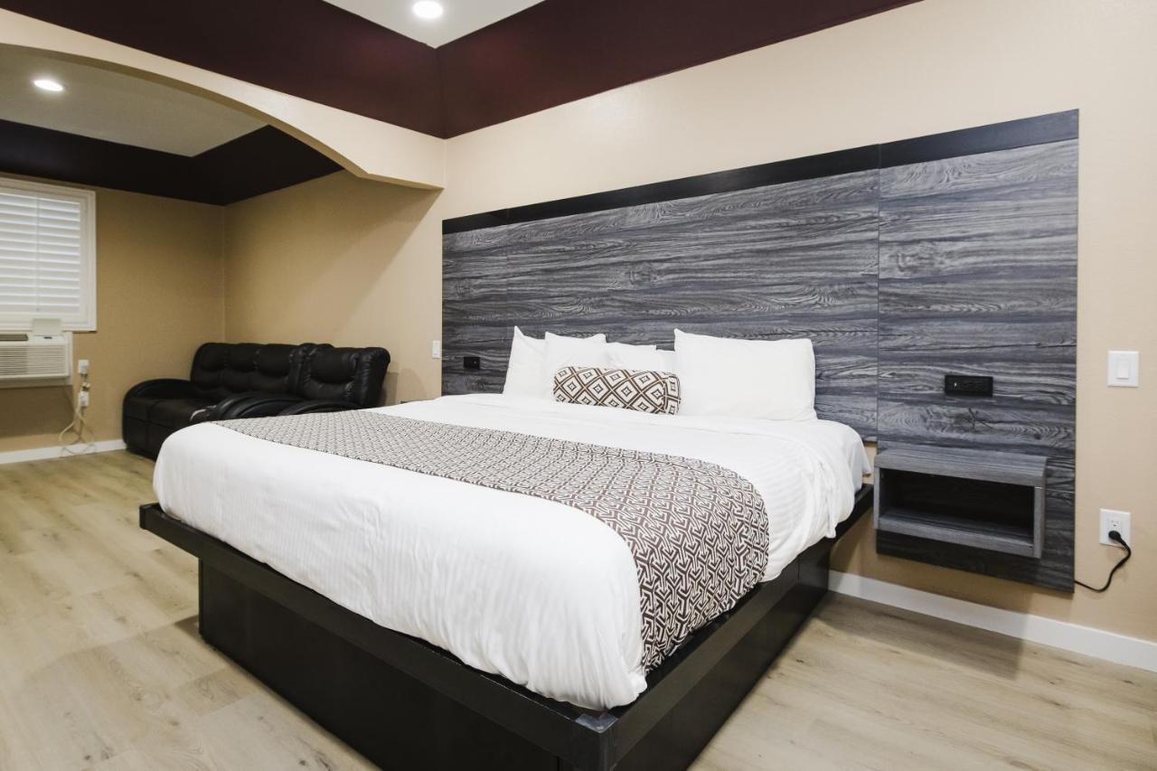 Sapphire Inn & Suites Ченелвью Екстер'єр фото