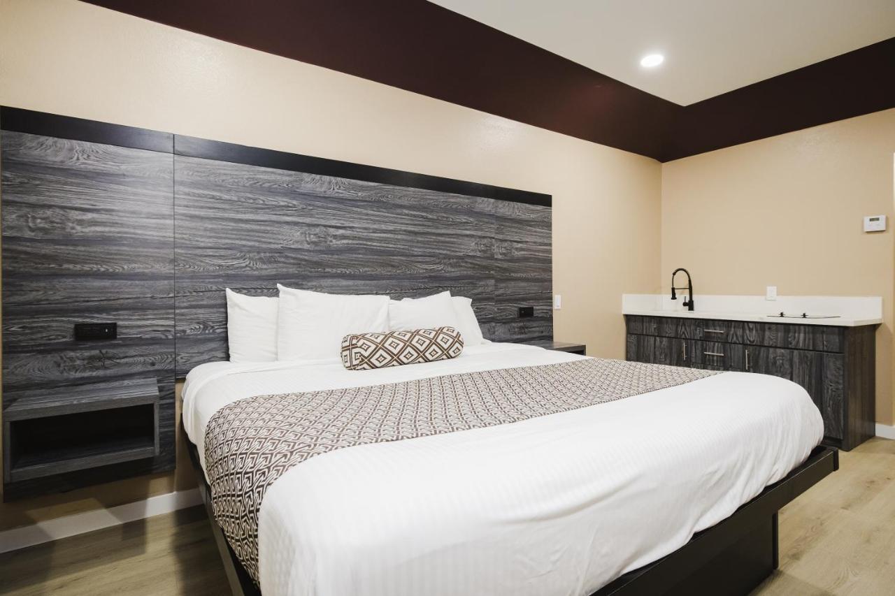 Sapphire Inn & Suites Ченелвью Екстер'єр фото