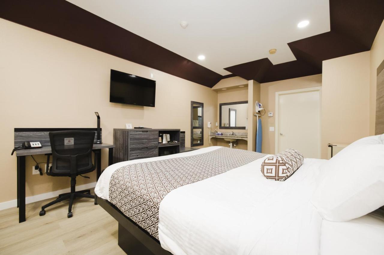Sapphire Inn & Suites Ченелвью Екстер'єр фото