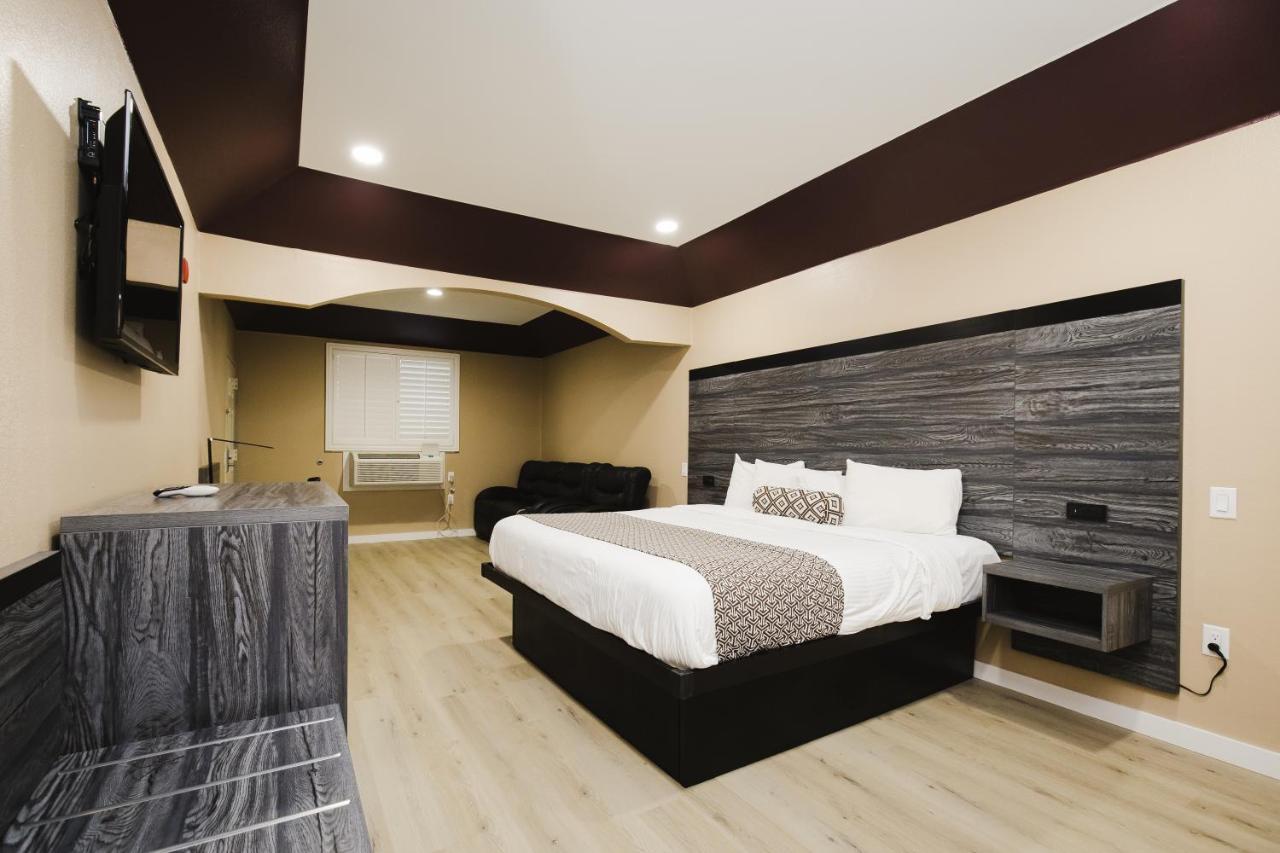 Sapphire Inn & Suites Ченелвью Екстер'єр фото