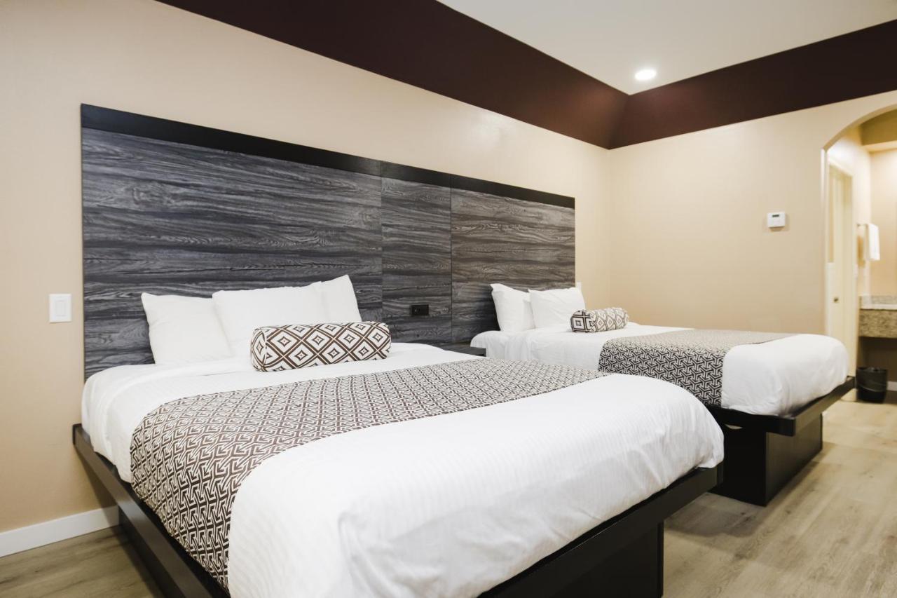 Sapphire Inn & Suites Ченелвью Екстер'єр фото