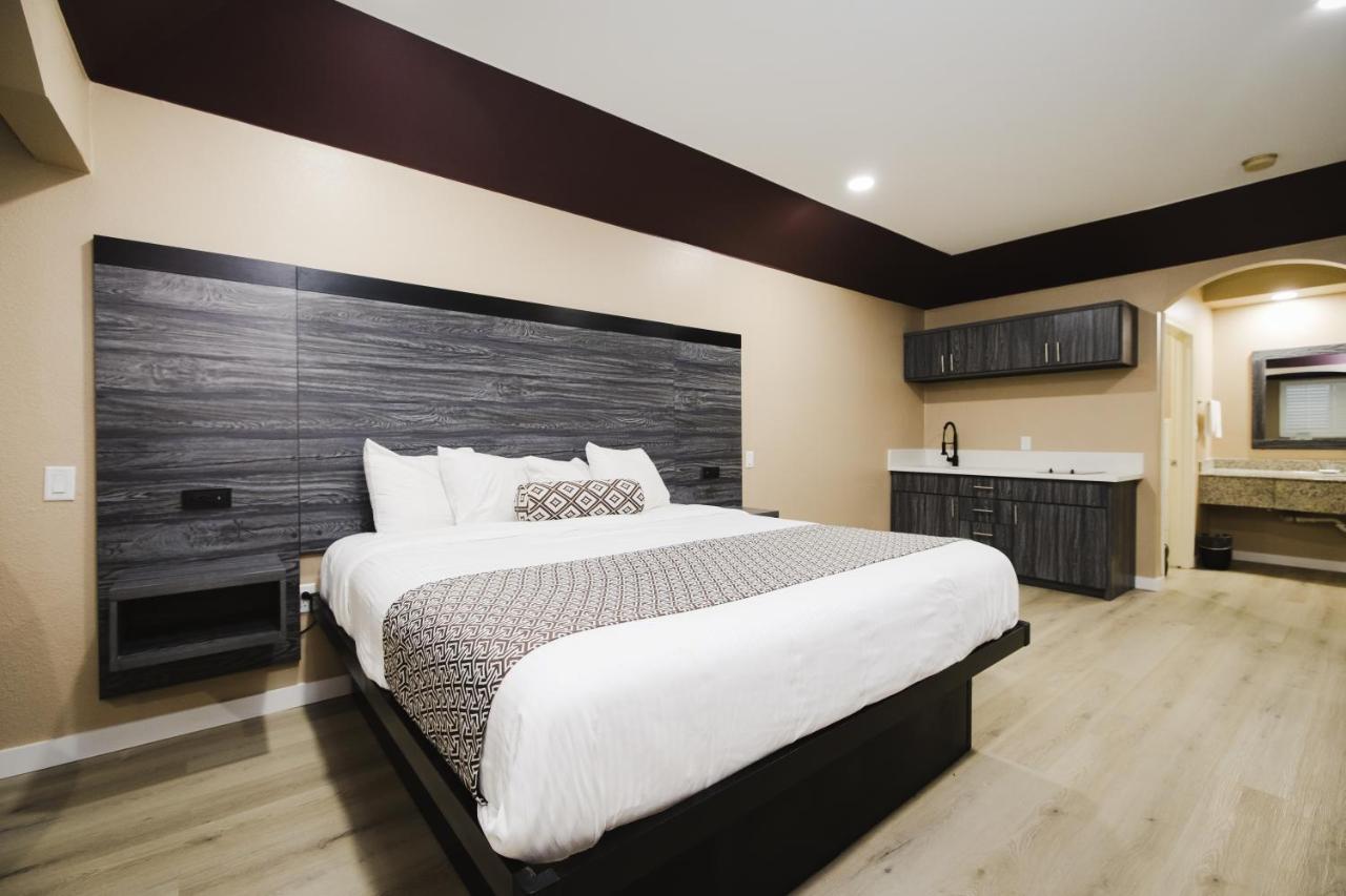Sapphire Inn & Suites Ченелвью Екстер'єр фото