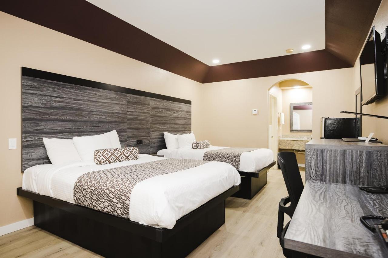 Sapphire Inn & Suites Ченелвью Екстер'єр фото