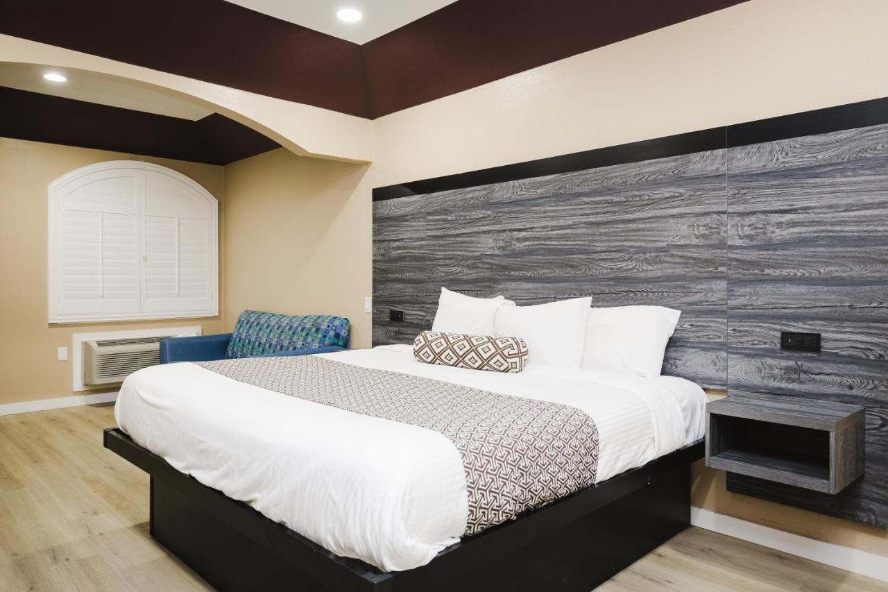 Sapphire Inn & Suites Ченелвью Екстер'єр фото